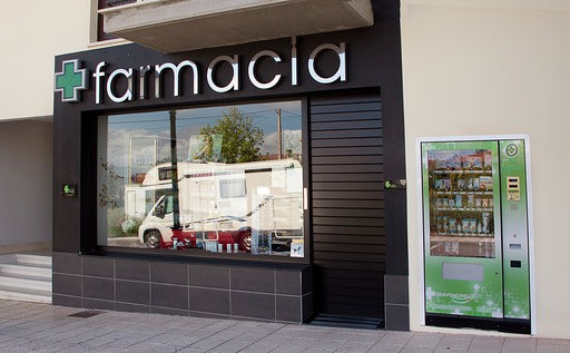 Farmacia Sariego , Principado de Asturias , obra de instalación de expendedora 24 horas .